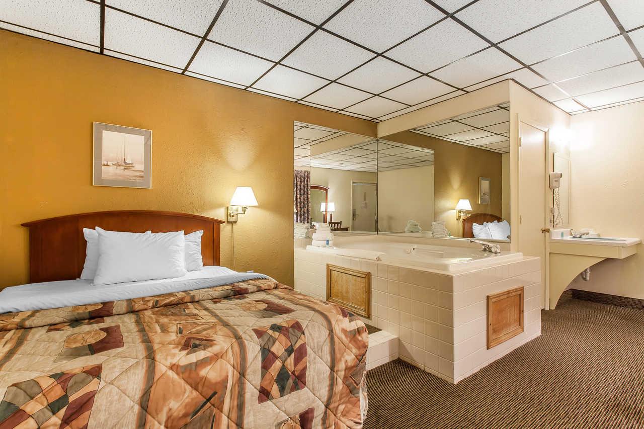 Rodeway Inn North Sandusky Exterior photo
